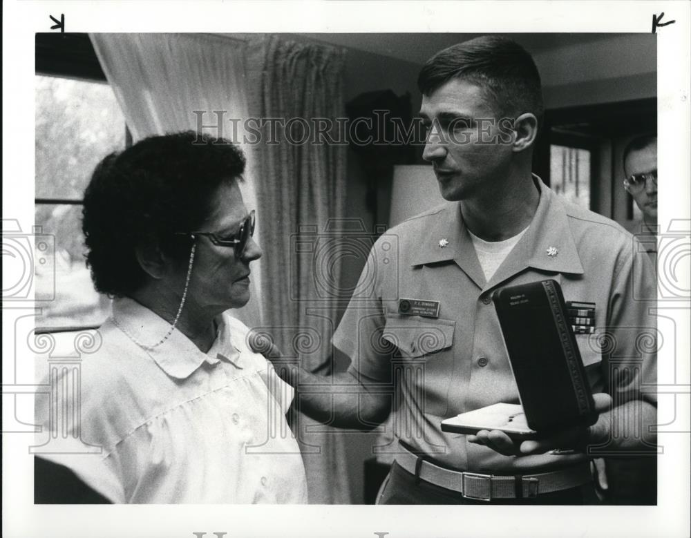 1985 Press Photo Mrs. Betty Perko with U.S.Marine Major Pat Donohue - Historic Images