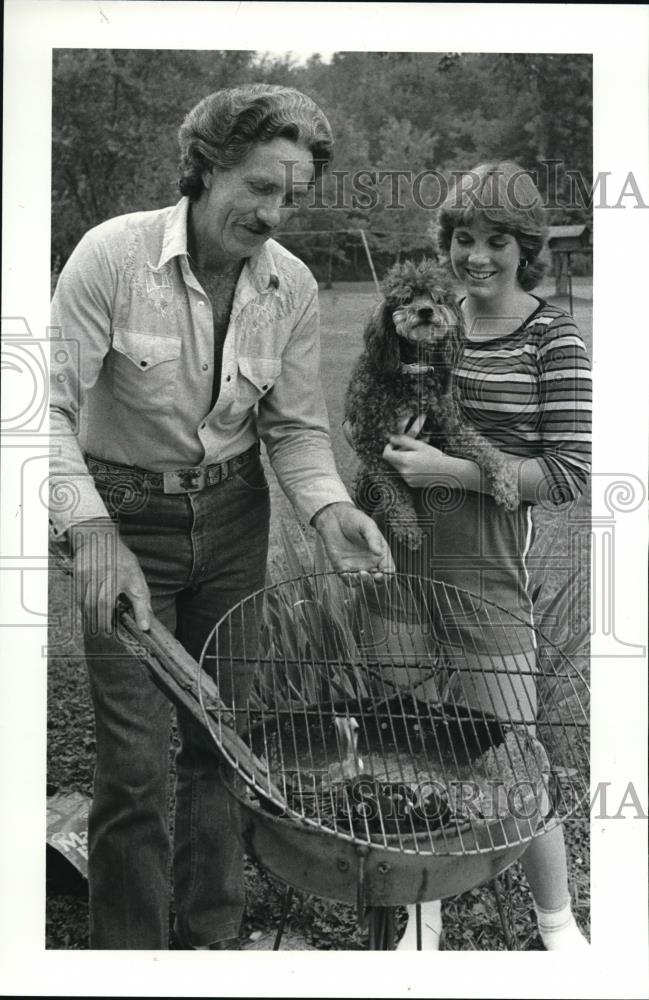 1982 Press Photo Fred Parton with his daughter, Beth and the dog,Dietz - Historic Images