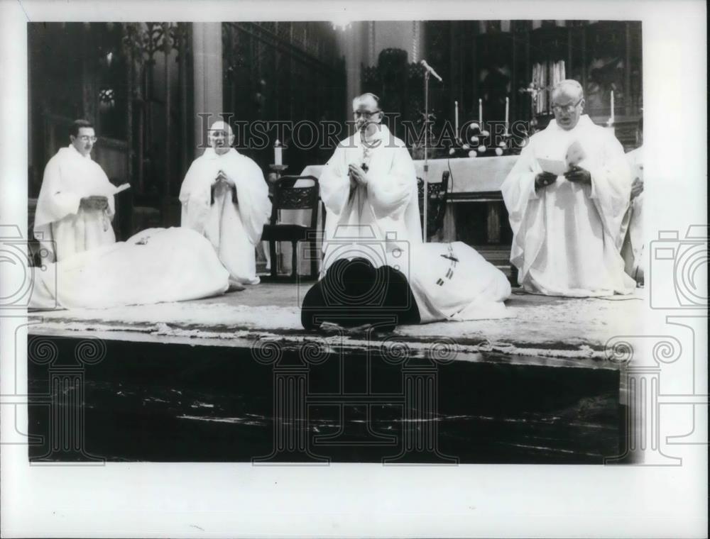 1989 Press Photo Reverend James Hickey litany of Saints ritual Ordination - Historic Images