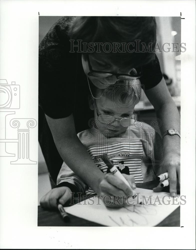 1990 Press Photo Dawn Hardesty helps her son David during a visit to his class - Historic Images