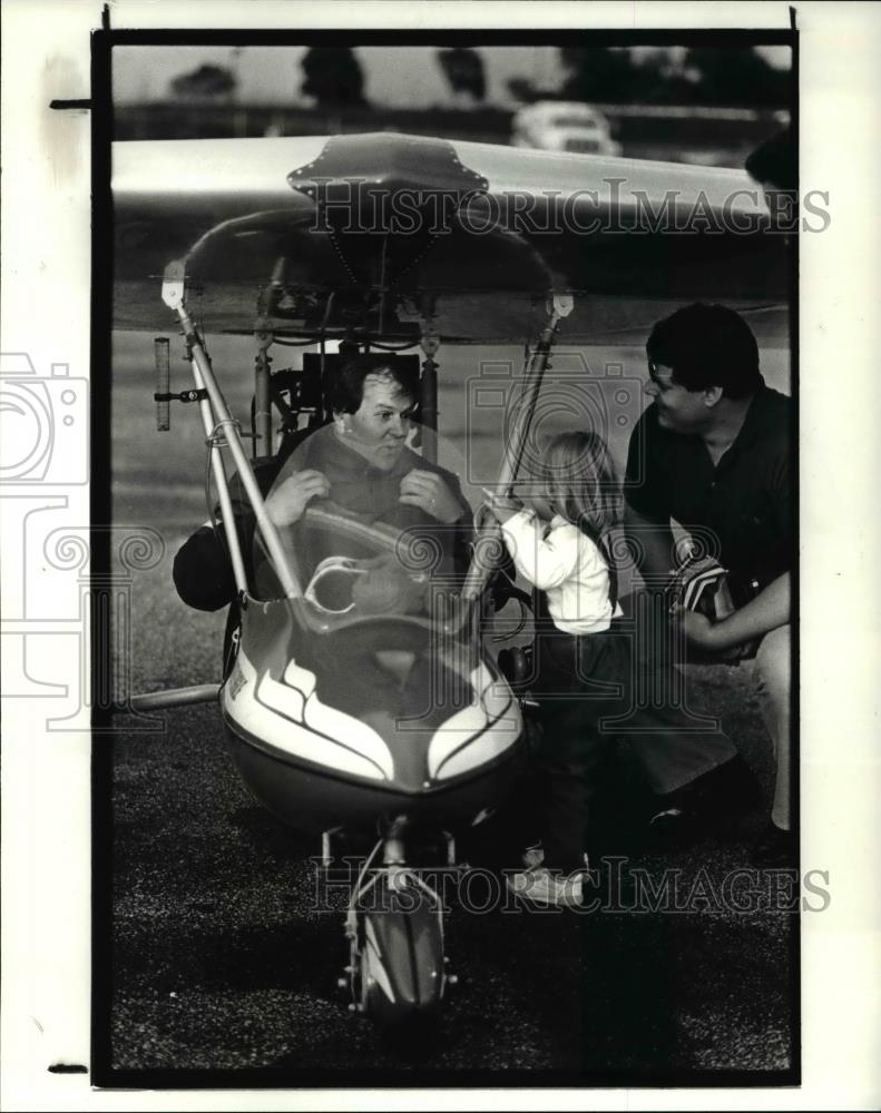 1987 Press Photo Thomas Pratt after flying 12 hours in his glider-like plane - Historic Images