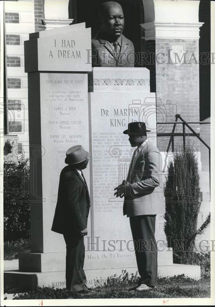 1990 Press Photo Rev Ernest Swift Rev Johnny Sanders Jr by Bust Of - cvp26638 - Historic Images