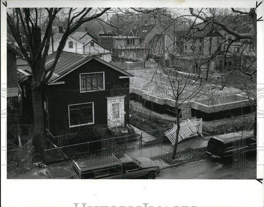 1990 Press Photo Anna Olah's home surrounded by construction of St. Ignatius - Historic Images