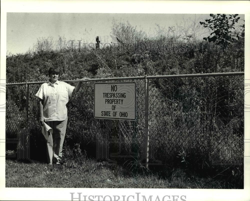 1990 Press Photo Beth Ross at the thirteenth street - cva39651 - Historic Images