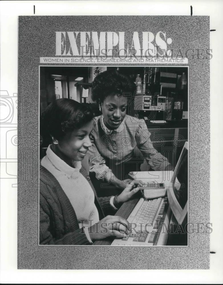 1989 Press Photo Sherry Ivy-Tarver of BP America on Exemplars Book - cvp24306 - Historic Images