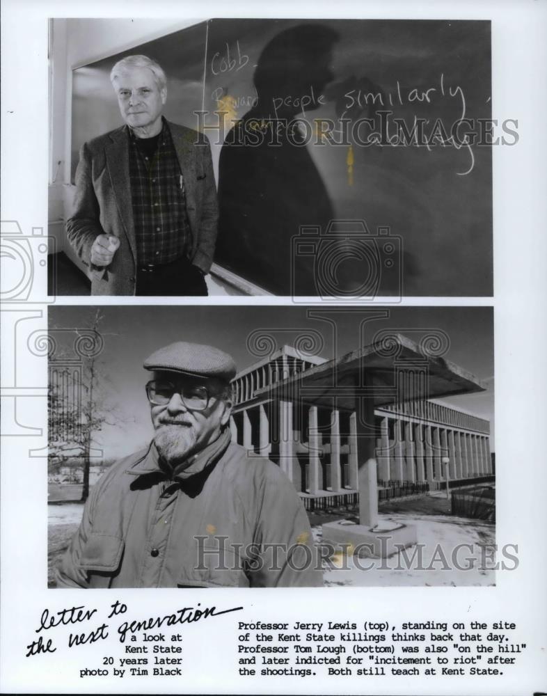 1990 Press Photo Professor Jerry Lewis, at the site of the Kent State killings - Historic Images