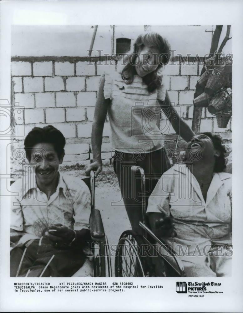 1984 Press Photo Diana Negroponte with residents Hospital Invalids Tegucigalpa - Historic Images