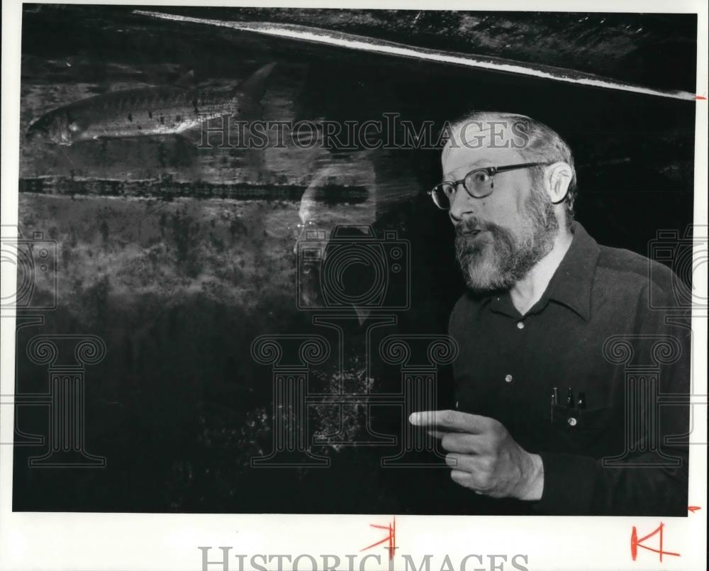 1980 Press Photo Daniel H. Moreno at the Cleveland Aquarium - Historic Images