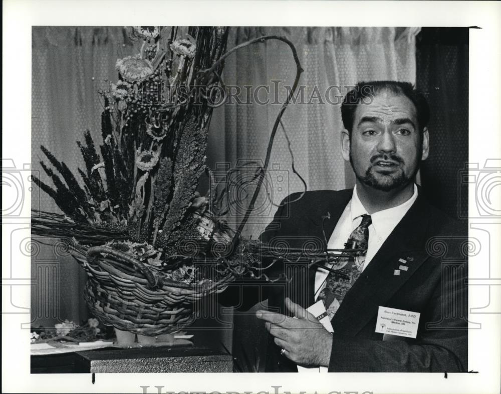 1991 Press Photo Flower arranging demonstration by Alan Parkhurst - cva32604 - Historic Images