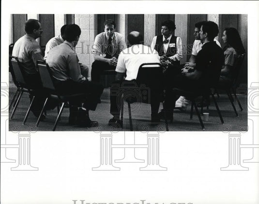 1991 Press Photo Dr Jeff Mitchell during simulated disaster debriefing - Historic Images