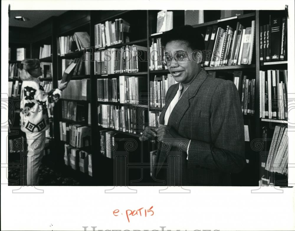 1991 Press Photo Patricia Pasqual, Cleveland Foundation library director - Historic Images
