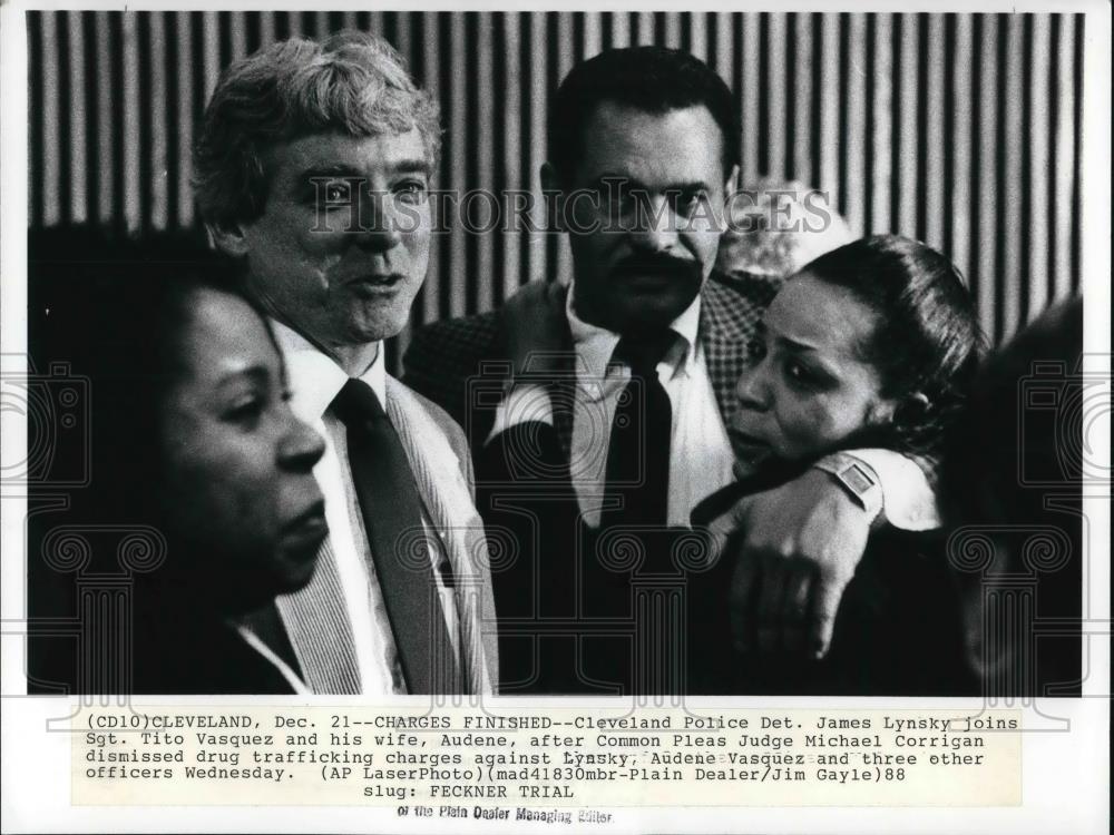1988 Press Photo Detective James Lynsky with Sgt. Tito Vazquez - Historic Images