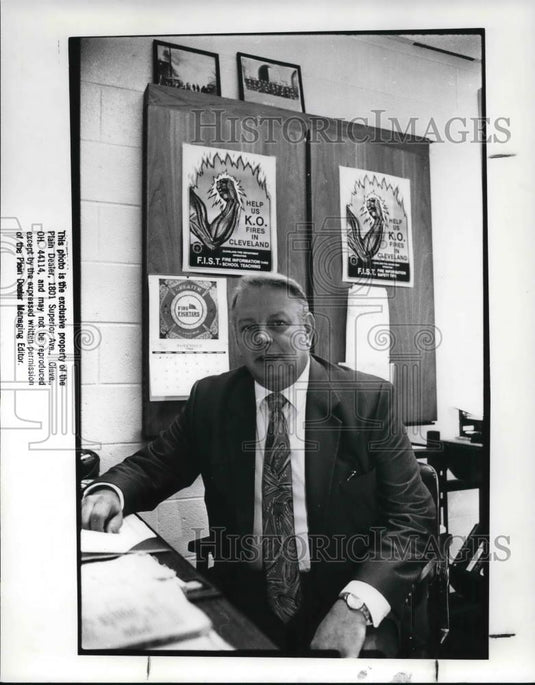 1988 Press Photo William J Kuhar Fire department Headquaters Public education - Historic Images