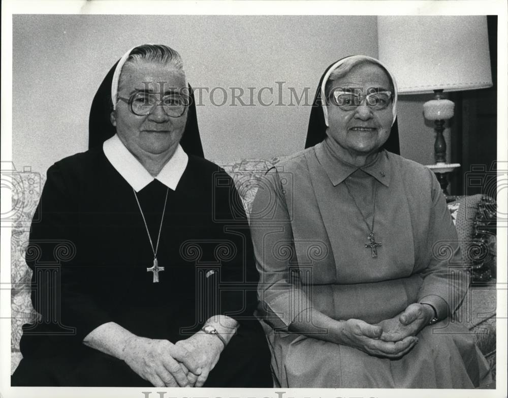 1985 Press Photo Sisters Selma Meyers and Freda Meyer - Historic Images