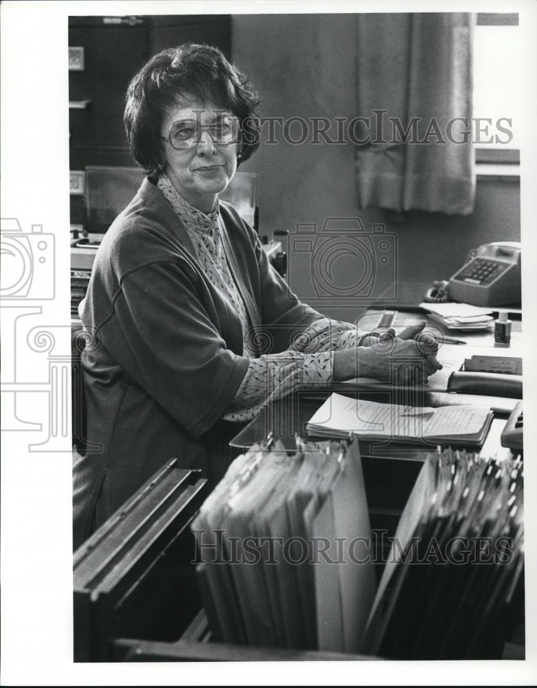 1988 Press Photo Gertrude Rishaw Clerical Worker at Parma City Hall - Historic Images