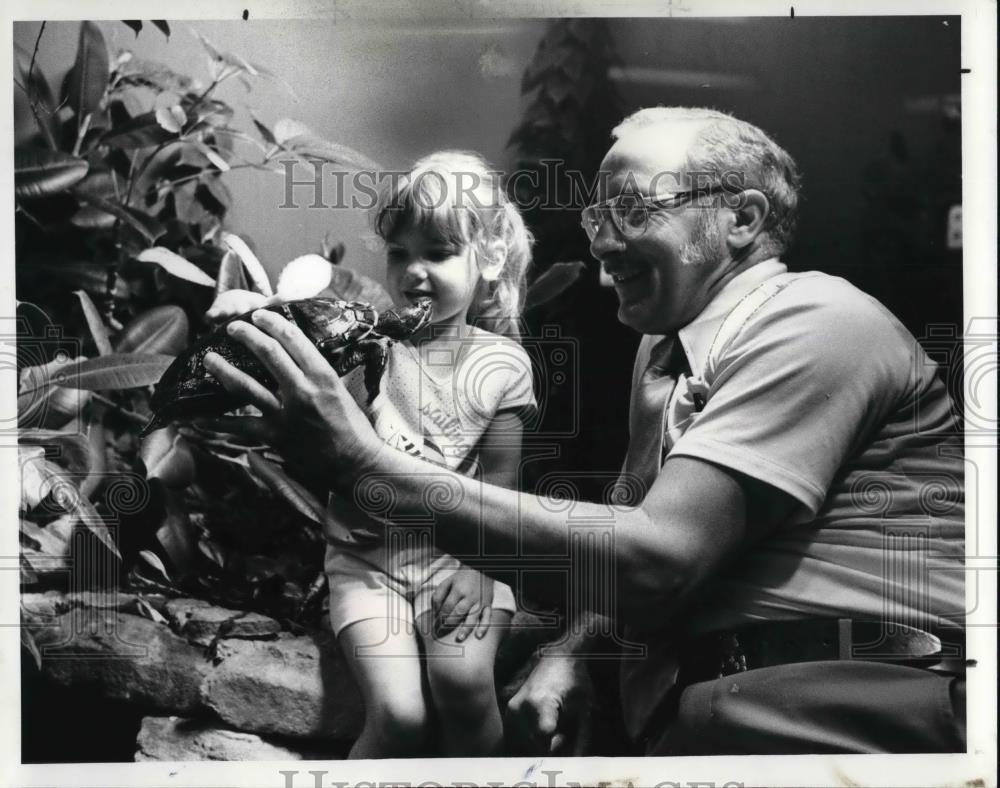 1982 Press Photo Cleveland Aquarium director, Dan Moreno with Kendra - Historic Images