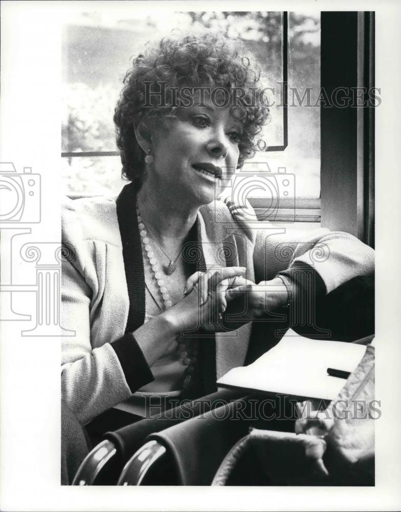 1988 Press Photo Author Shari Lewis being interviewed - Historic Images