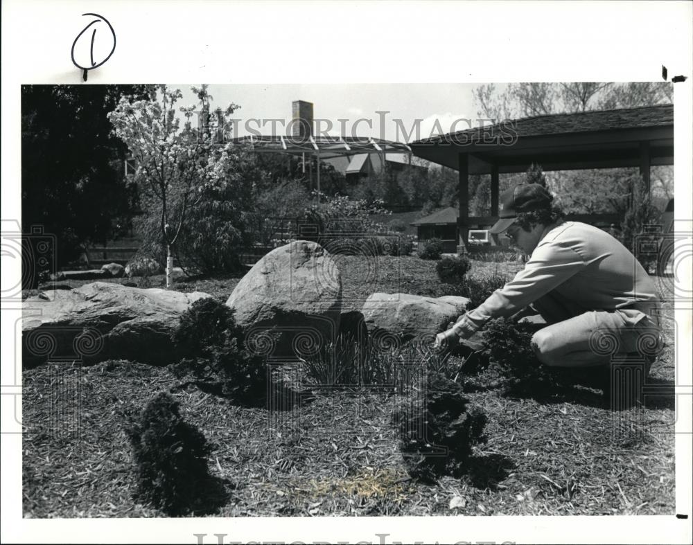 1991 Press Photo Charles Owen at Cleveland Zoo - Historic Images