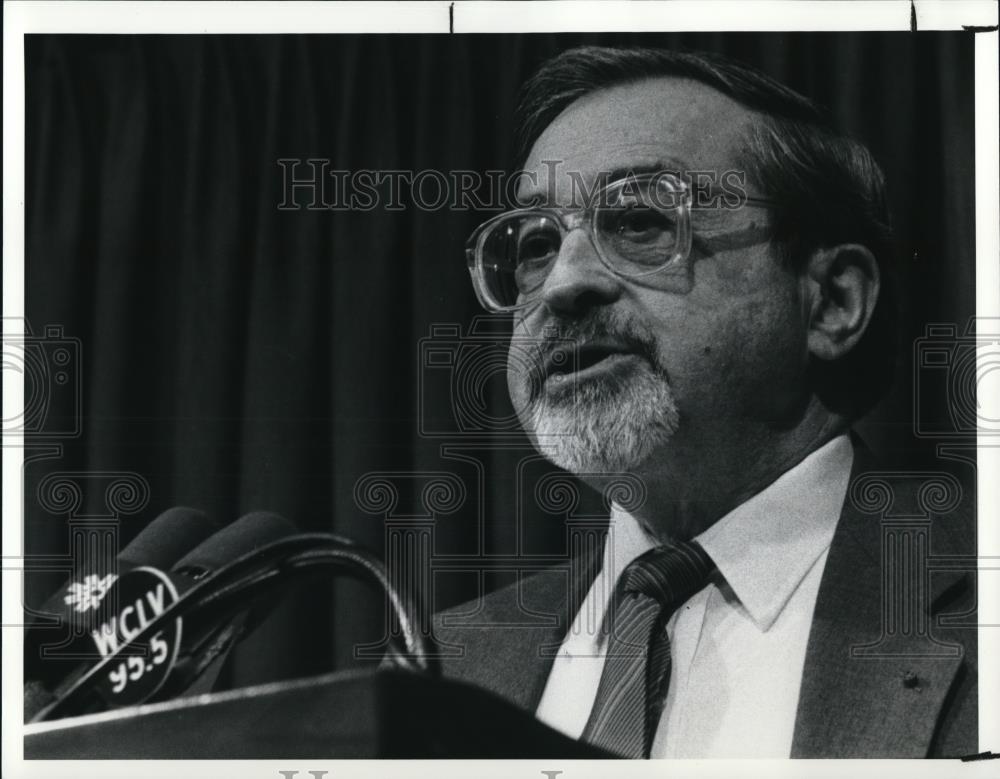 1991 Press Photo Simon Ostrach, CWRU Prof talking about space program - Historic Images