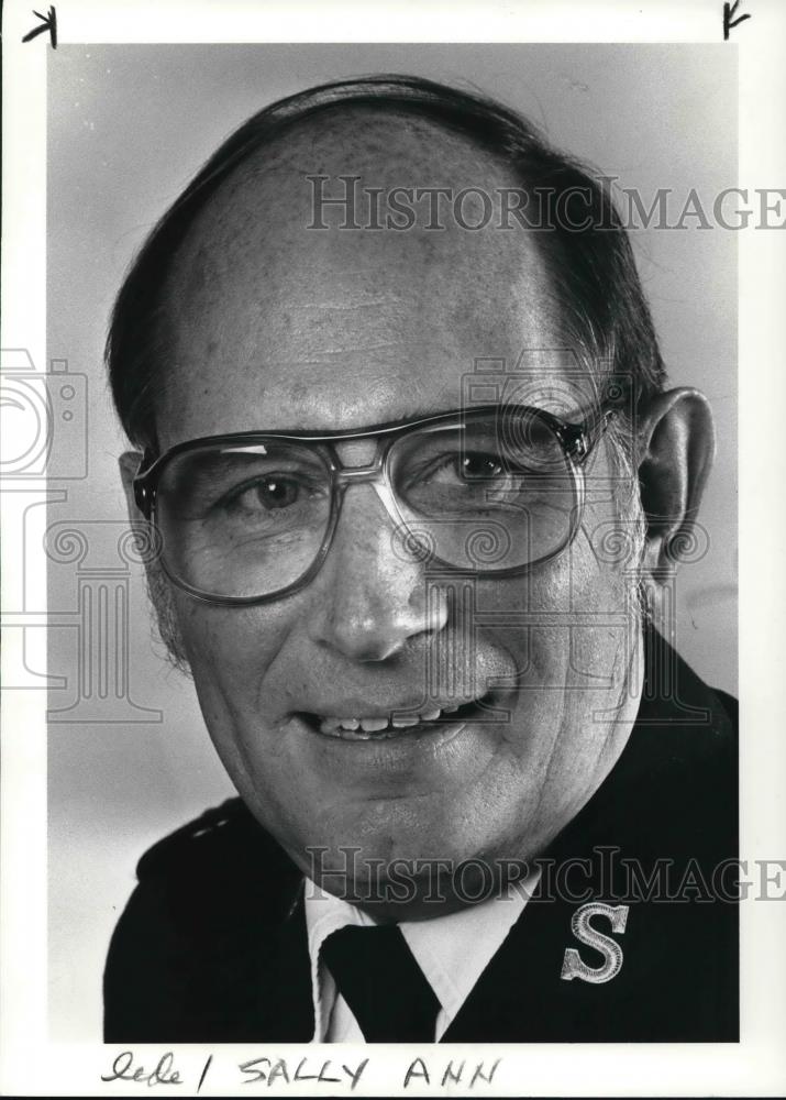 1985 Press Photo Capt. Donal MacMurdo of the Salvation Army - Historic Images