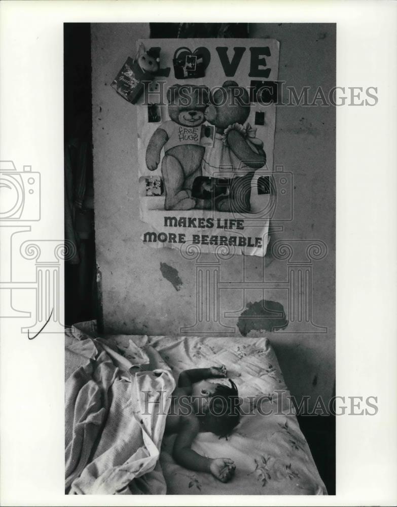 1990 Press Photo The eight month old, Tacara Moffett in the Fuller's bedroom - Historic Images
