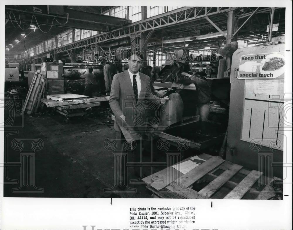 1989 Press Photo Dan Moore w/ Rotary Die Cutting machine at Moore Plastics Co. - Historic Images