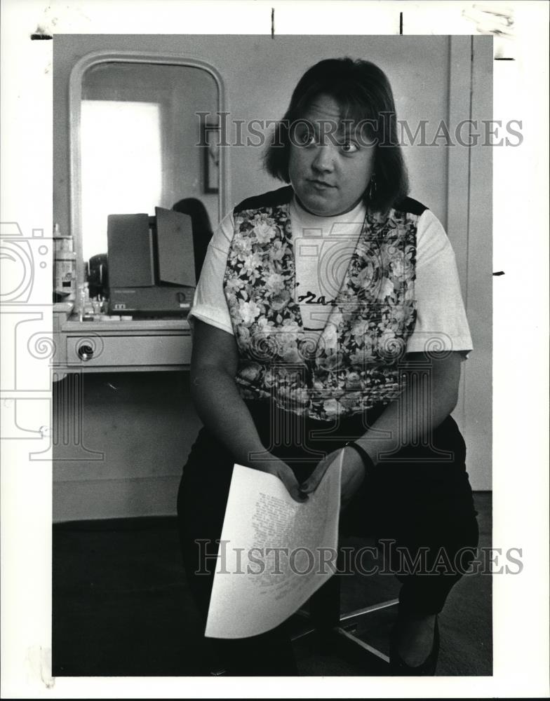 1990 Press Photo Hillie Peric sits with typed notes from phone call in Iraq - Historic Images