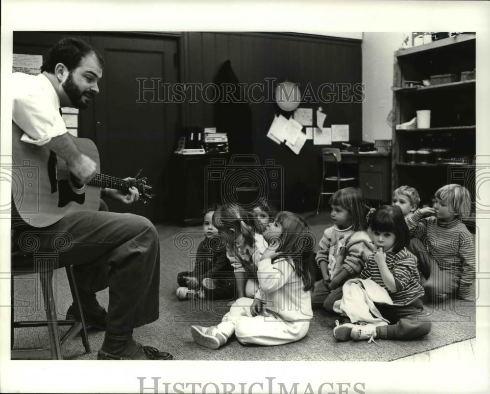 1990 Press Photo Roger Sams, teacher at Hathaway Brown School - Historic Images