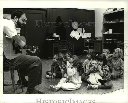 1990 Press Photo Roger Sams, teacher at Hathaway Brown School - Historic Images