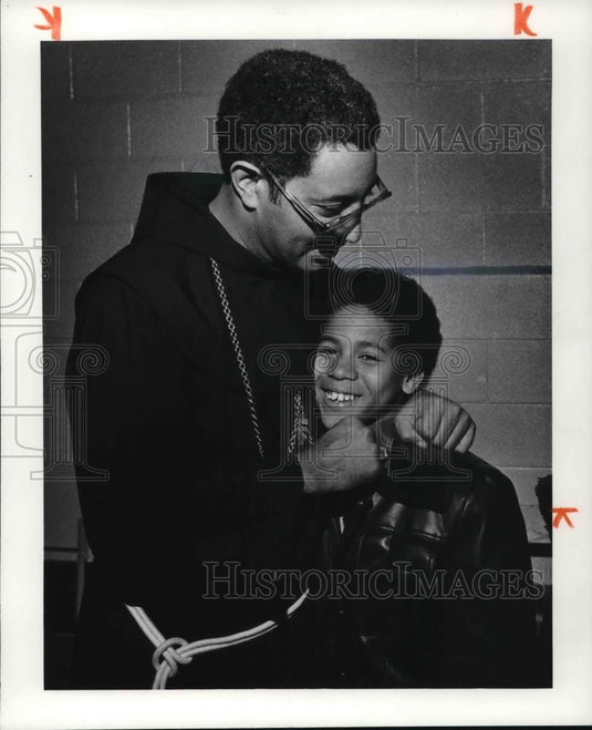 1979 Press Photo Bishop James Lyke with James Mitchell after the service - Historic Images