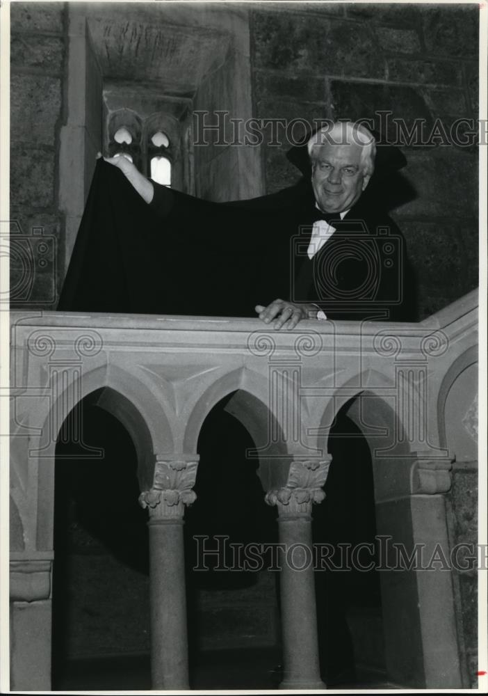 1993 Press Photo Raymond McNally, dracula expert &amp; professor at Boston College - Historic Images