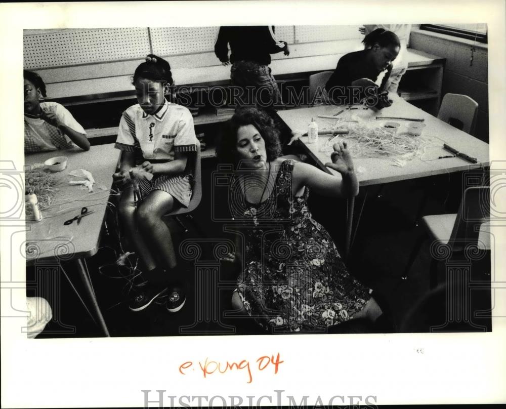 1991 Press Photo Martha Posner at Noble Road Elementary School Cleveland Heights - Historic Images