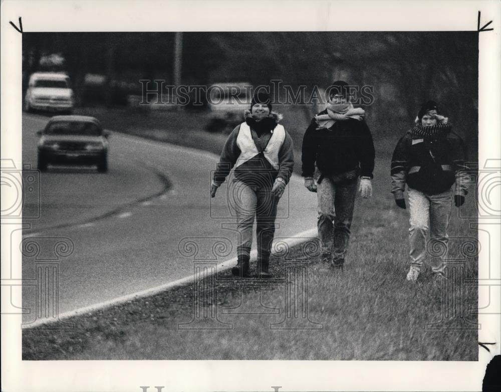 1990 Press Photo Tina Marinacci and Teresa Devitt walk across Ohio - Historic Images