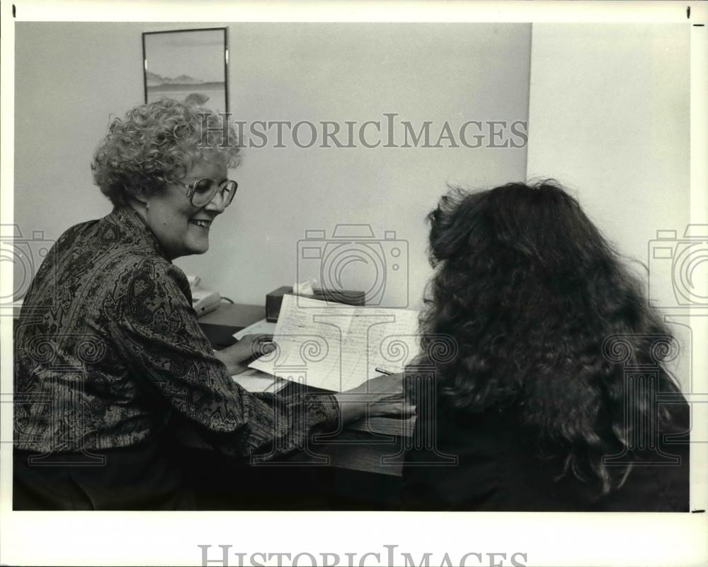 1990 Press Photo Credit Counselor Stephanie Miller discusses credit with client - Historic Images