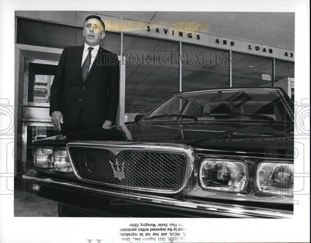 1988 Press Photo Donald Horrissey Chairman of Maserati shows new Masetti Sedan - Historic Images