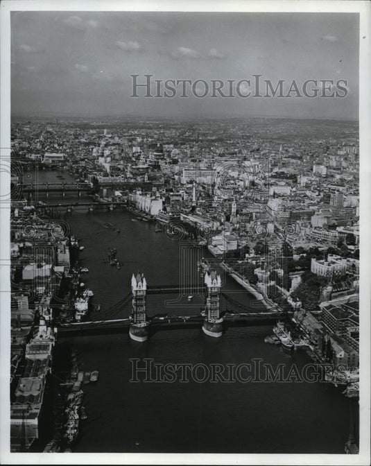 Press Photo The Tower Bridge, world's best known bridge - Historic Images