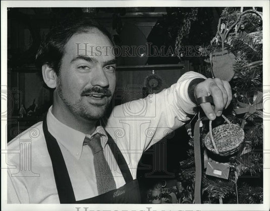 1987 Press Photo Alan Parkhurst with a Christmas decoration - Historic Images