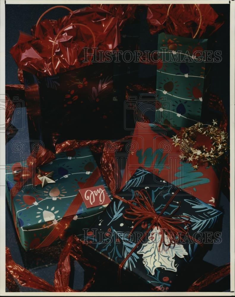 1994 Press Photo Christmas Gift Wrapping by Hallmark Cards. - Historic Images