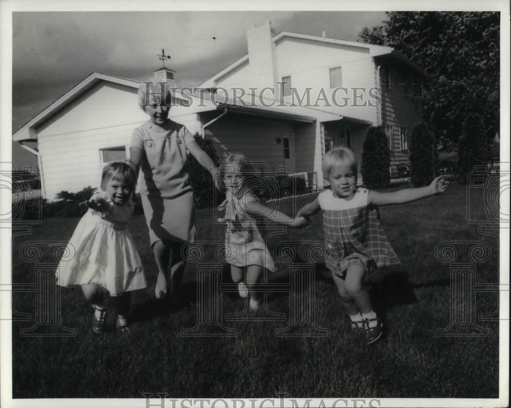 Press Photo Muriel Humphrey Vicky Jill and Amy Vice President Humphrey Family - Historic Images