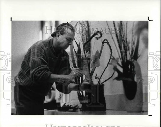 1990 Press Photo Ron Morgan, home based in San Francisco evaluates floral design - Historic Images
