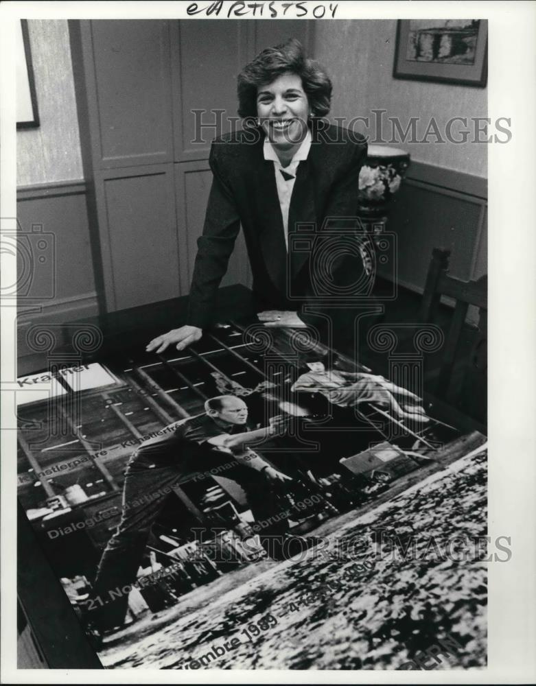 1990 Press Photo Ellen Landau, biographer of Jason Pollock - Historic Images