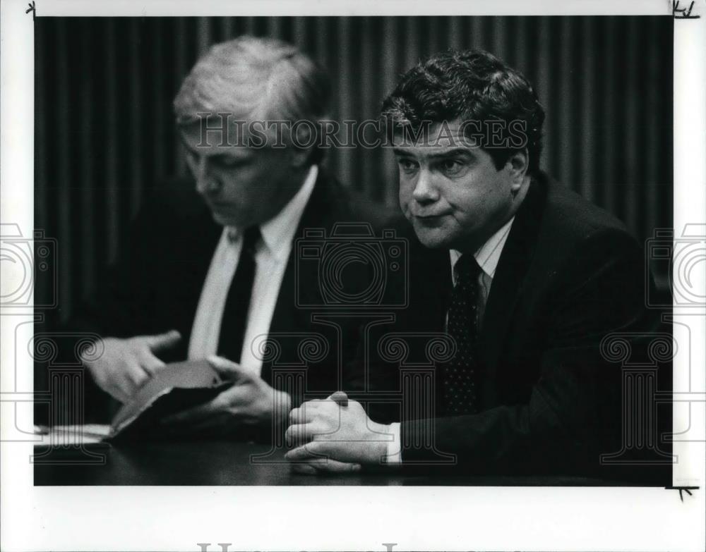 1990 Press Photo Kevin Mackey Sits Next to His Attorney John Lawson - Historic Images