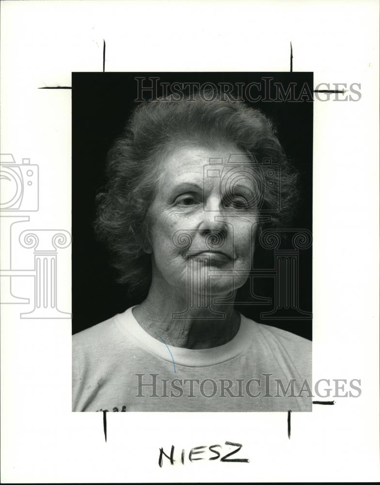 1990 Press Photo Elizabeth Perry Neighbor of Caroline Northcutt - Historic Images