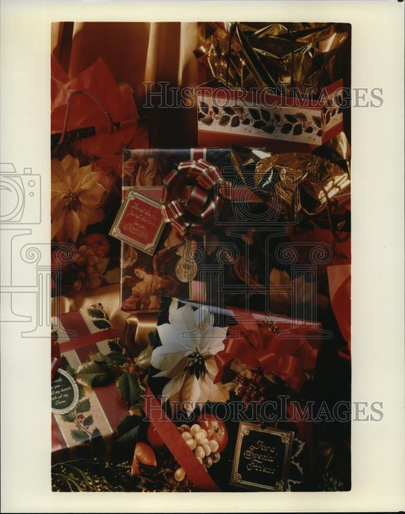 1992 Press Photo Christmas Gift Packagin by Hallmark Cards. - Historic Images