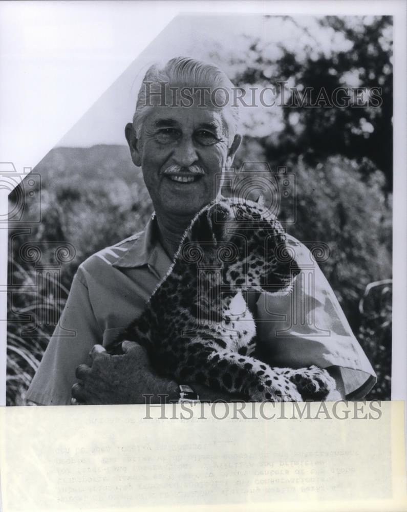 Press Photo Marlin Perkins host of Mutual of Omaha&#39;s Wild Kingdom - cvp21564 - Historic Images