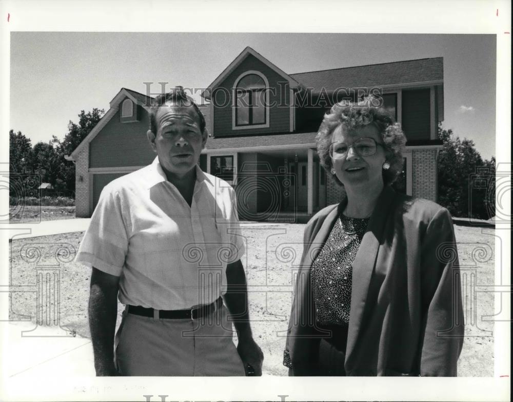 1991 Press Photo John and Charlotte Morar at Model home at 11010 Forestview Dr. - Historic Images