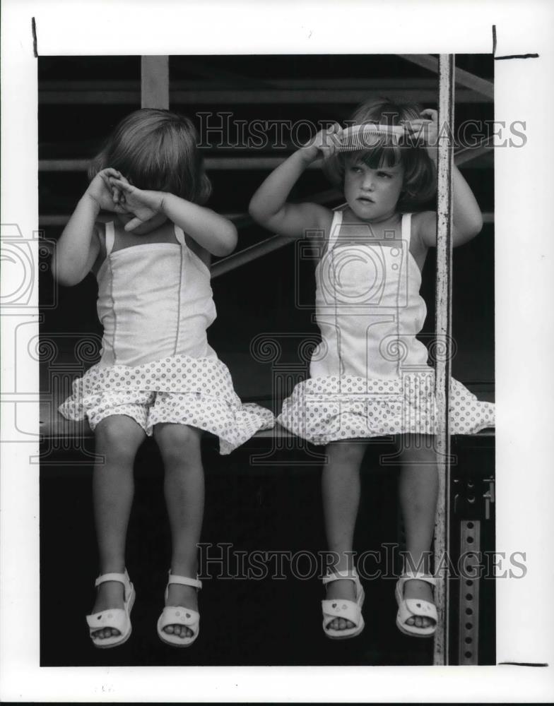 1989 Press Photo The Markley twins, Michelle and Amy - Historic Images