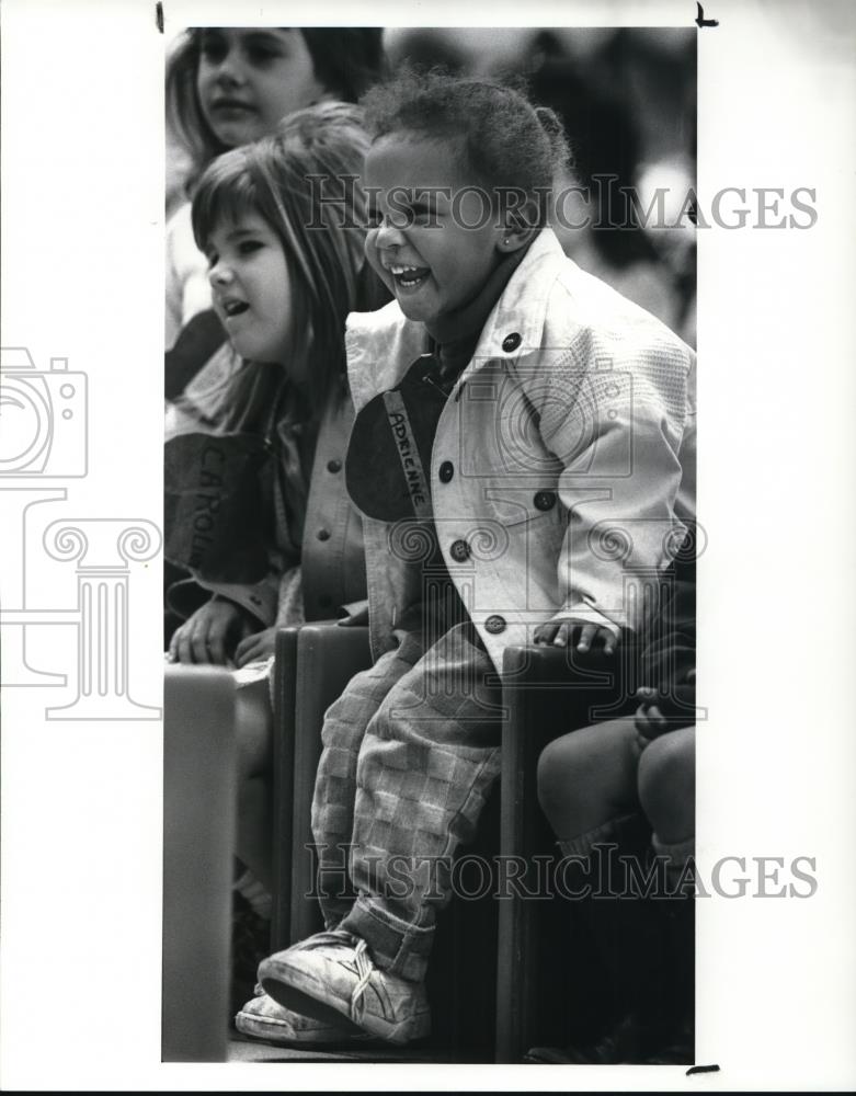 1988 Press Photo Adrienne Oliver at storytelling festival in Cleveland Library - Historic Images