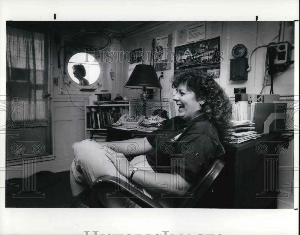 1991 Press Photo Rebecca McKinnell in her office aboard the William G Mather - Historic Images