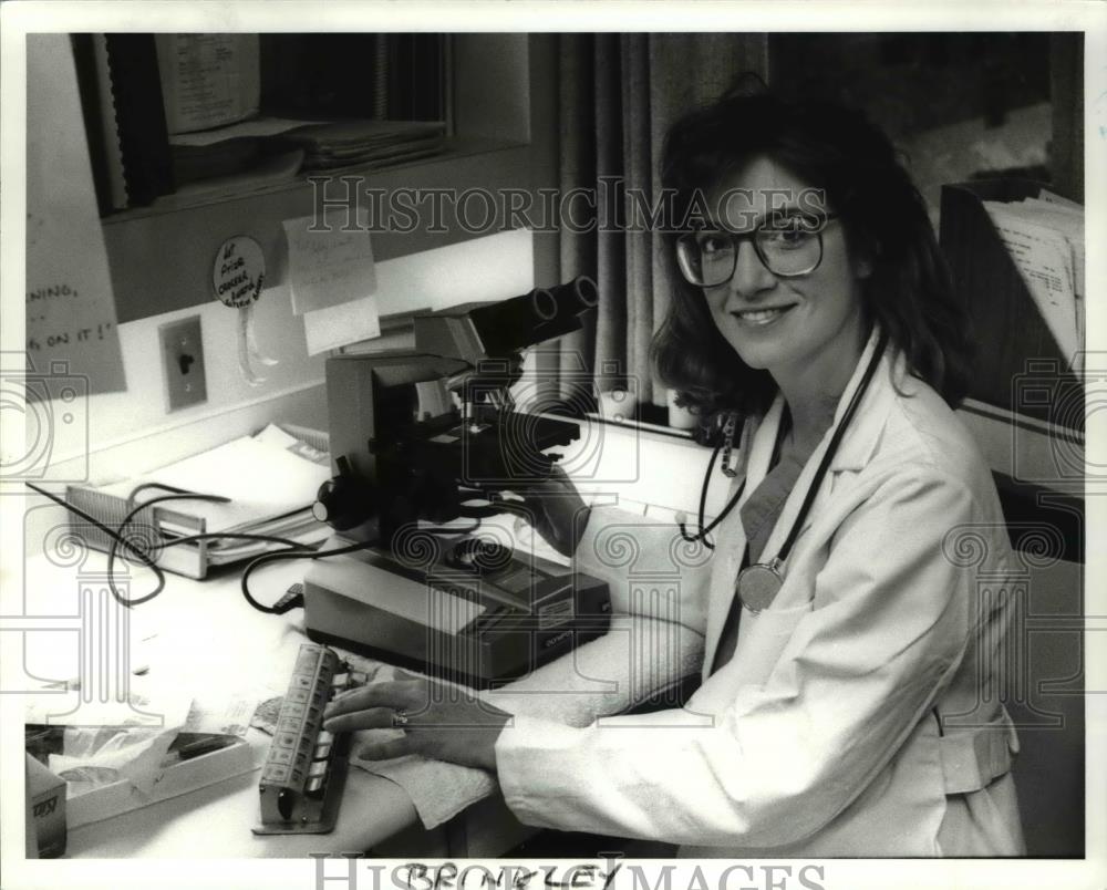 1989 Press Photo Dr. Elisa Ross, Obstetrician at the University Hospital - Historic Images